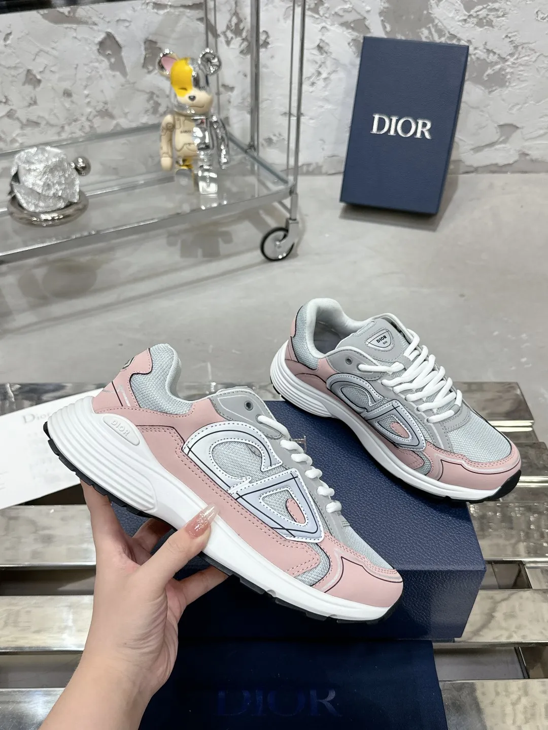 Men's men's shoes 💰600❤️❤️❤️High version Dior Dior's latest color matching B30 series reflective dad sneakers original 17380💰 purchased for development and production Brand new B30 sneakers Dad Shoes style shoes that follow the trend of the retro market The Dior logo on the tongue also indicates that this pair of shoes is the B30 model! B30 uses fine-textured leather and mesh cloth materials to form a shoe body. There are conspicuous letters CD on both sides of the shoe body to indicate identity. Many lines on the shoe body outline details to make the shoes look less monotonous and full of retro flavor. The delivery counter is exquisitely packaged🛍📦 ▪️Fabric: Original customized technical fabric + mesh ▪️Inner lining: Customized breathable lining ▪️Outsole: Original molded IP foam + TPU outsole ▪️Sole thickness: 3.5CM ▪️Size: Women’s size 35-40 / Men’s size 39-46